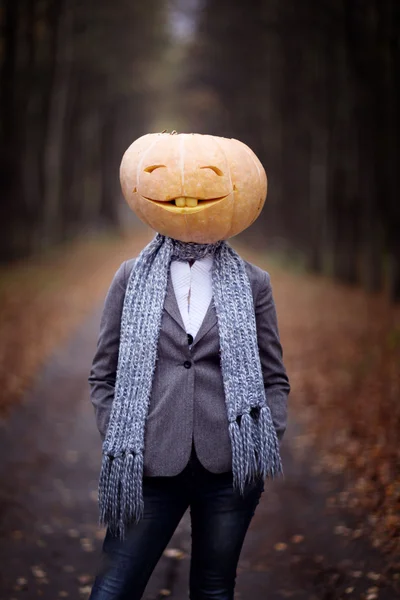 Halloween menina com cabeça de abóbora — Fotografia de Stock
