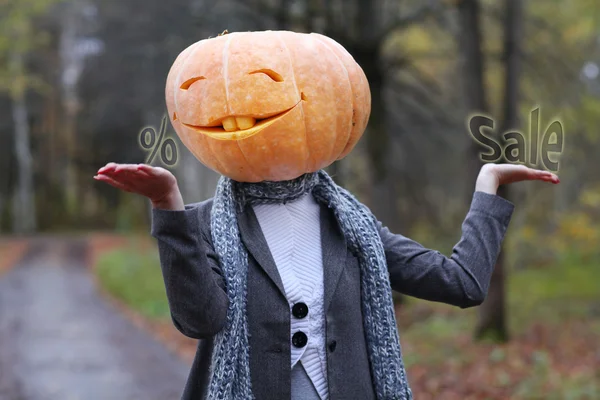 Halloween menina com cabeça de abóbora — Fotografia de Stock