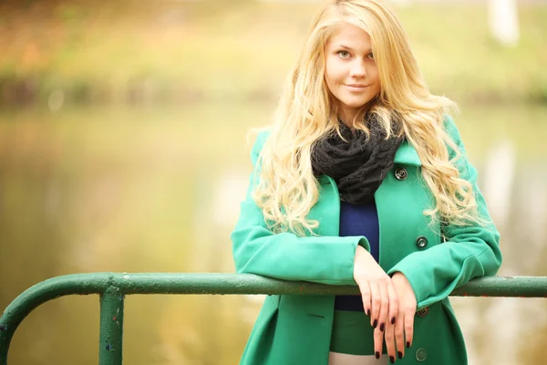 Vacker glad blond kvinna i höst park — Stockfoto