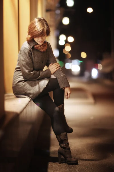 Cheerful smiling girl in an autumn night city — Stock Photo, Image