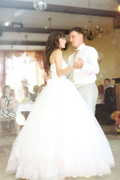 Novia y novio en la boda — Foto de Stock