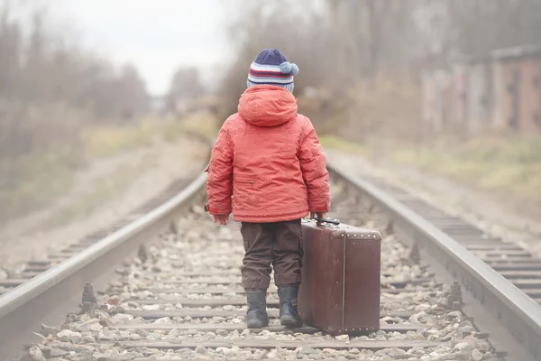 鉄道でスーツケースを持って小さな旅人 — ストック写真