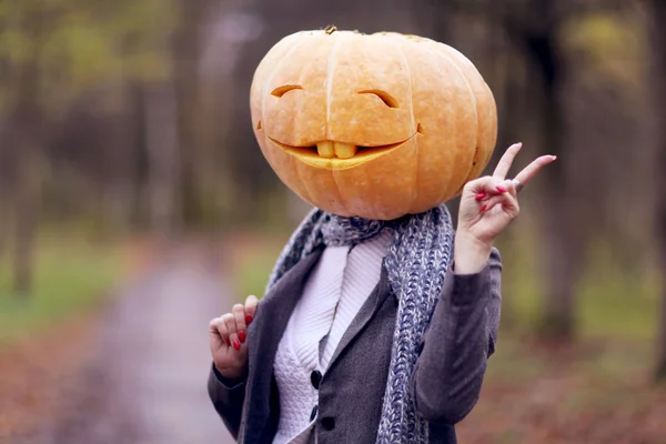 Halloween menina com cabeça de abóbora — Fotografia de Stock