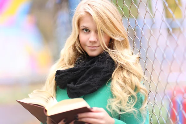 Mädchen liest im Herbstpark ein Buch — Stockfoto