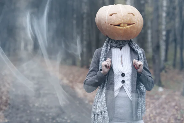 Halloween menina com cabeça de abóbora — Fotografia de Stock