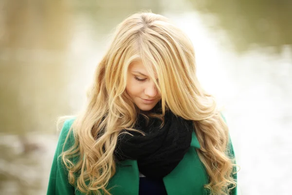 Piękna blondynka w płaszcz jesień zima — Zdjęcie stockowe