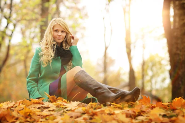 Blond kvinna i höst park — Stockfoto