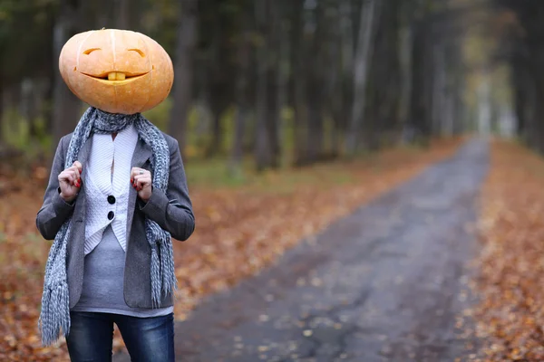 Halloween dívka s dýňová hlava — Stock fotografie