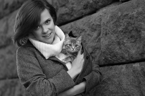 Menina com um gatinho — Fotografia de Stock