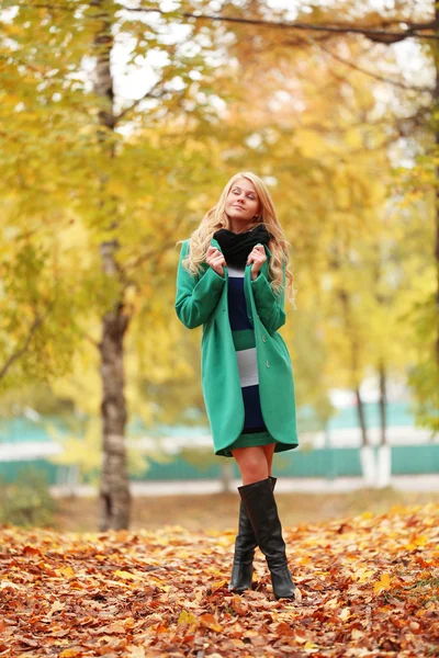 Vacker glad blond kvinna i höst park — Stockfoto