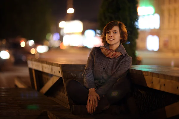 Menina sorridente alegre em uma cidade da noite do outono — Fotografia de Stock