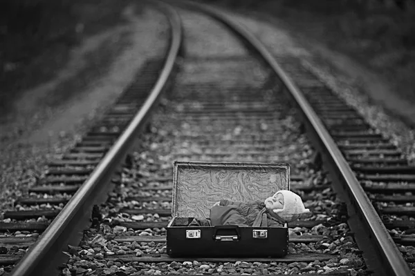 Enjeitado, uma criança pequena em uma mala — Fotografia de Stock