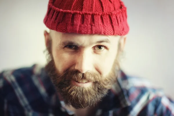 Portret zabawny człowiek z brodą i przeczytaj kapelusz — Zdjęcie stockowe