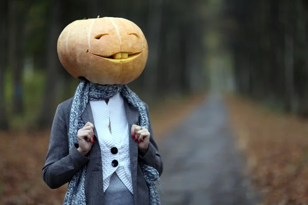 Halloween chica con cabeza de calabaza — Foto de Stock
