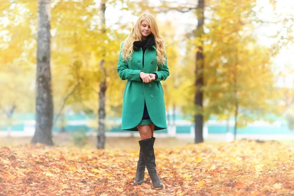 Traurige melancholische blonde Frau im Herbstwald — Stockfoto