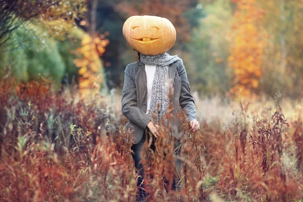 Halloween menina com cabeça de abóbora — Fotografia de Stock