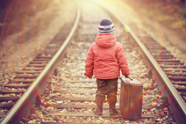 Petit voyageur avec une valise sur le chemin de fer — Photo
