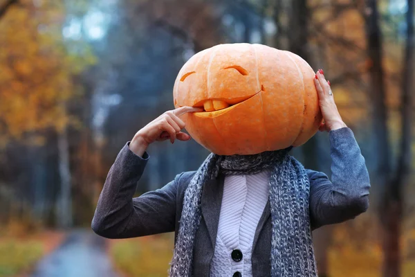 Halloween dívka s dýňová hlava — Stock fotografie
