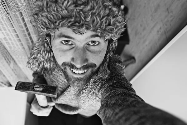 Portrait d'un homme drôle souriant avec une barbe — Photo