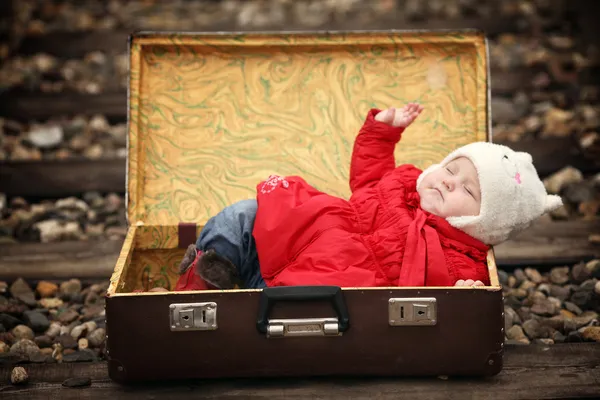 Huérfano, un niño pequeño en una maleta —  Fotos de Stock