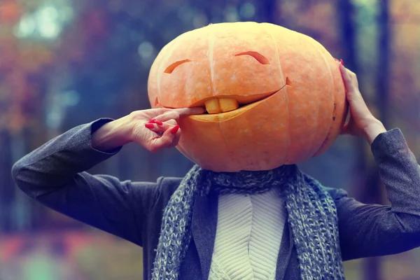 Ragazza di Halloween con testa di zucca — Foto Stock