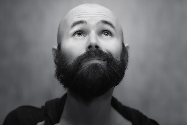 Porträt eines lustigen Mannes mit Bart — Stockfoto