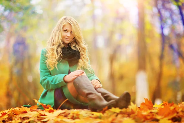 Girl in the autumn park with yellow leaves — Stock Photo, Image