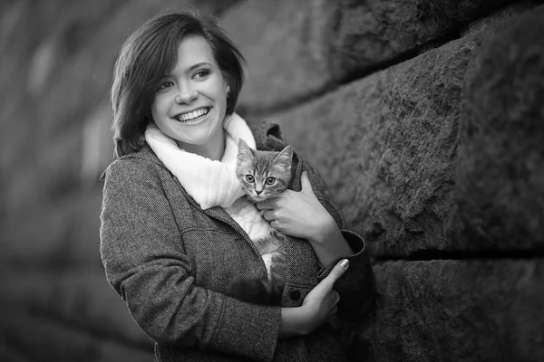 Girl with a kitten — Stock Photo, Image