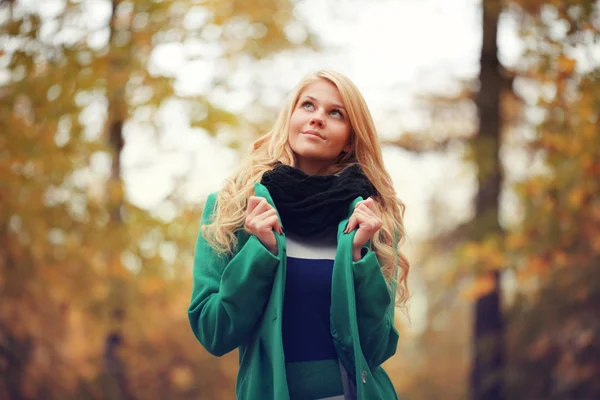 Vacker glad blond kvinna i höst park — Stockfoto