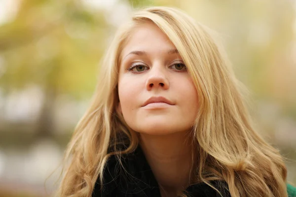 Schöne Blondine im Herbst-Wintermantel — Stockfoto