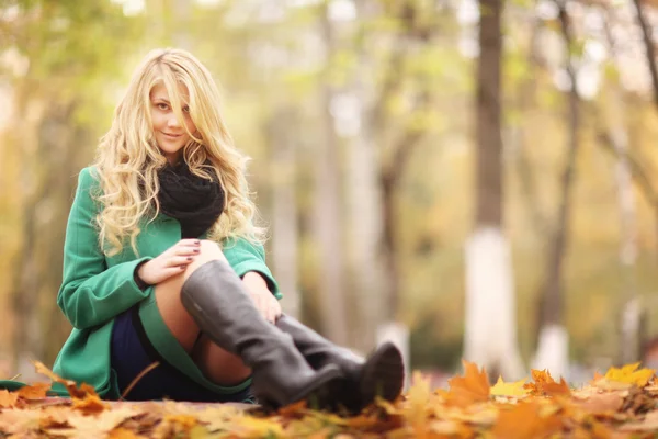 Mujer rubia en el parque de otoño —  Fotos de Stock