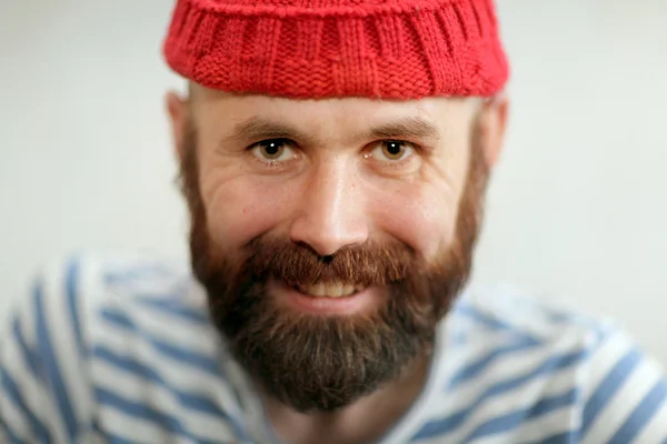 Ritratto di un uomo divertente con barba e cappello letto — Foto Stock