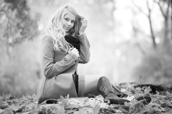 Girl reading a book in autumn park — Stock Photo, Image