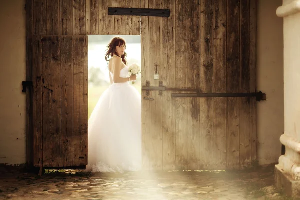 Beyaz bir elbise bir düğünde gelin — Stok fotoğraf