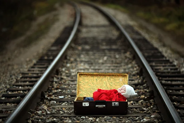 Enjeitado, uma criança pequena em uma mala — Fotografia de Stock