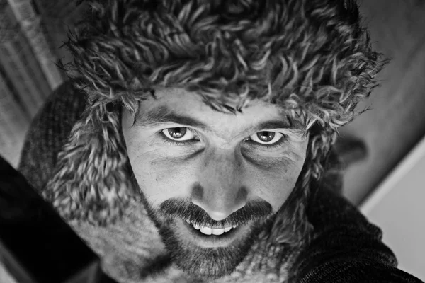 Porträtt av en leende rolig man med ett skägg — Stockfoto