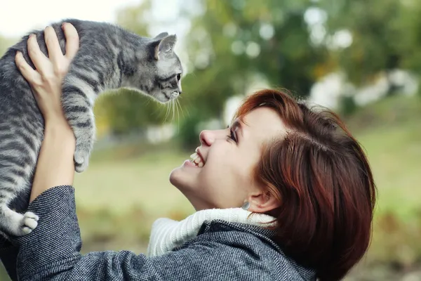 Meisje met een kitten — Stockfoto