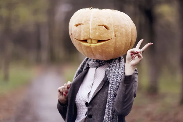 Ragazza di Halloween con testa di zucca — Foto Stock