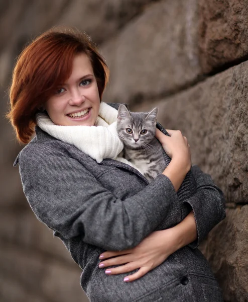 女孩和一只小猫 — 图库照片