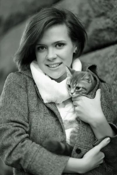 Jente med kattunge – stockfoto