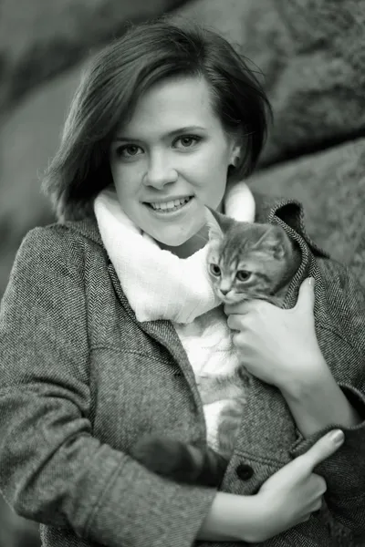 Fille avec un chaton — Photo