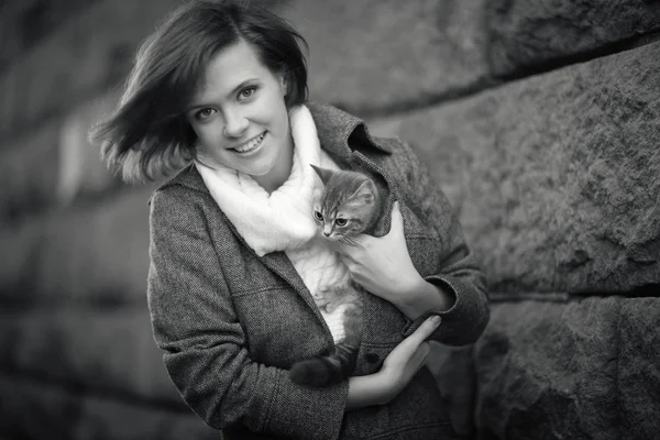 Fille avec un chaton — Photo