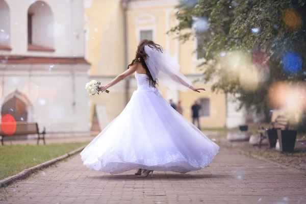 新娘在婚礼上穿着白色连衣裙 — 图库照片