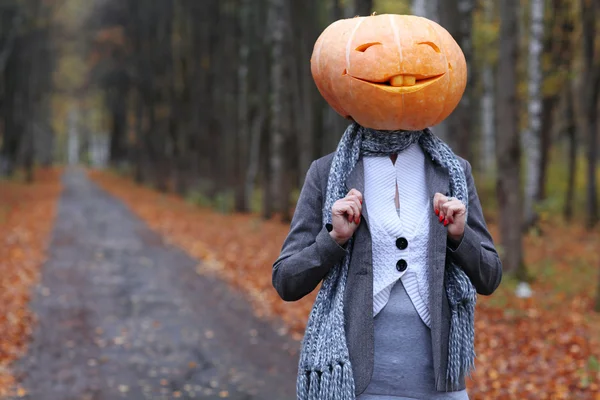 Halloween dívka s dýňová hlava — Stock fotografie