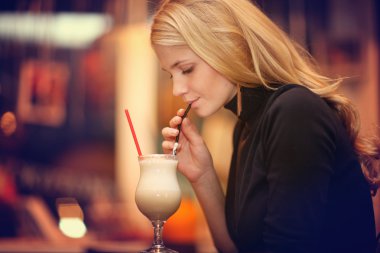 neşeli kız kahve içme