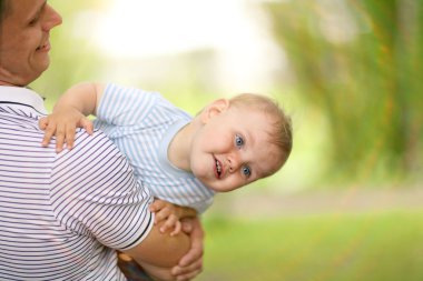 Küçük çocuk baba ile parkta oynarken