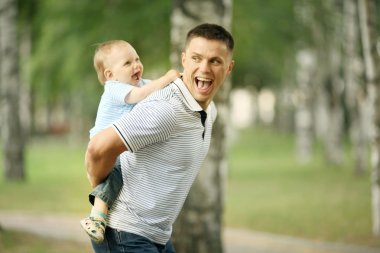 Küçük çocuk baba ile parkta oynarken