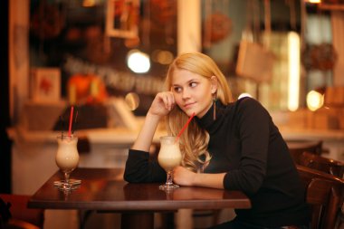 neşeli kız kahve içme