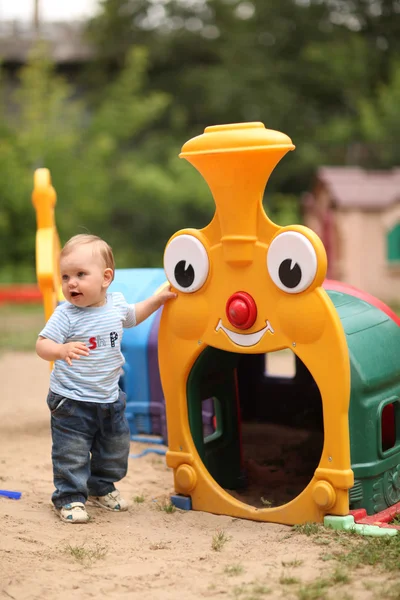 Kleiner Junge spielt auf dem Spielplatz — Stockfoto