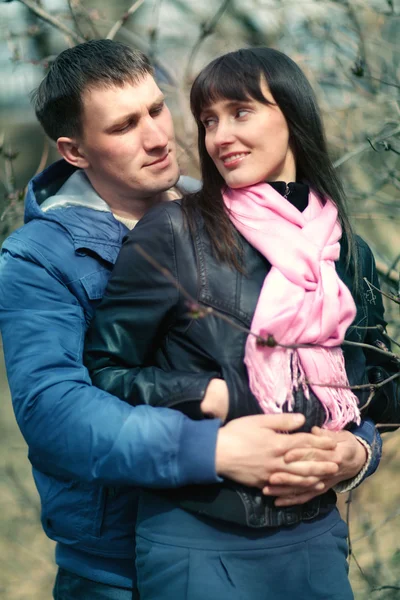 Lovers walking in the park — Stock Photo, Image